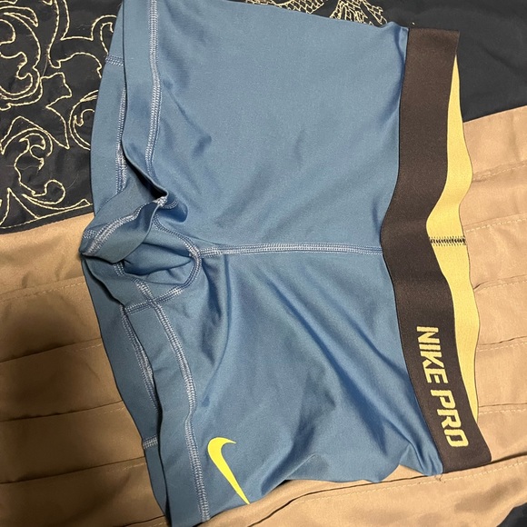 5 pairs of Nike shorts - Picture 6 of 11